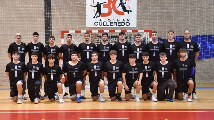 La Plantilla del Balonmán Culleredo posa en la pista de Tarrío.