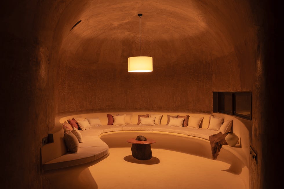 Esta casa rural de dos habitaciones y dos baños simula una cueva, es autosostenible y su estructura curva se va plegando casa rural de dos habitaciones y dos banos como cueva, es autosostenible y su estructura curva se va plegando