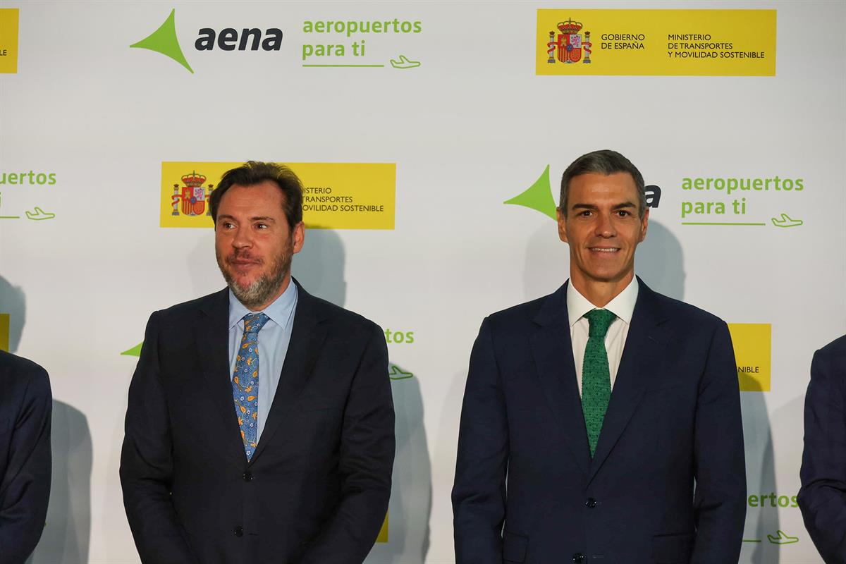 El ministro de Transportes y Movilidad Sostenible, Óscar Puente, con el presidente del Gobierno, Pedro Sánchez
