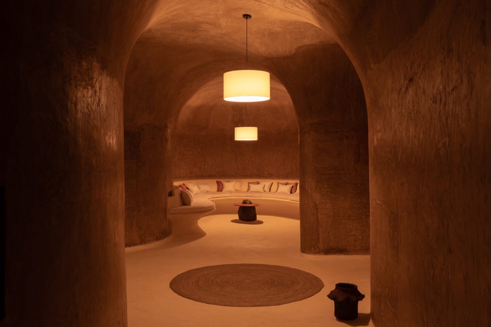 Esta casa rural de dos habitaciones y dos baños simula una cueva, es autosostenible y su estructura curva se va plegando casa rural de dos habitaciones y dos banos como cueva, es autosostenible y su estructura curva se va plegando