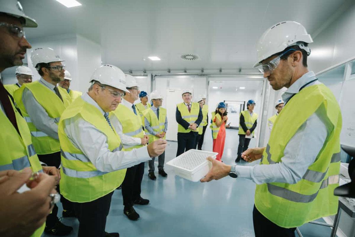 El ministro de Industria y Turismo, Jordi Hereu, durante la visita a la planta de Boehringer en Sant Cugat del Vallès 