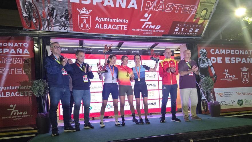 Una vitoriana rompe moldes en el Estatal Máster 50 de ciclismo