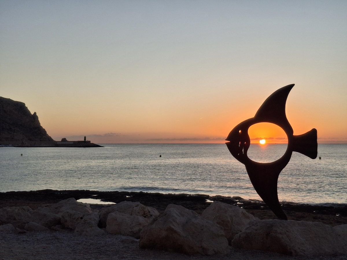 El pez luna y el amanecer en el puerto de Xàbia
