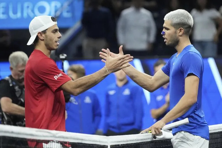 La felicitación de Francisco Cerúndolo para Alcaraz, que jugó en gran forma (AP Photo/Jeff Chiu)