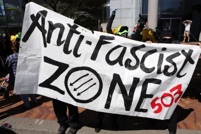 Una manta blanca que dice Zona Anti Fascista
