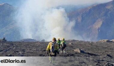 Evacuados varios bomberos del incendio en Peñalba de la Sierra por una posible intoxicación con el humo