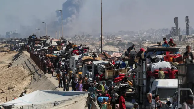Tras un ataque israelí, palestinos desplazados huyen del norte de Gaza, en el centro de la Franja de Gaza (14 de septiembre de 2025)