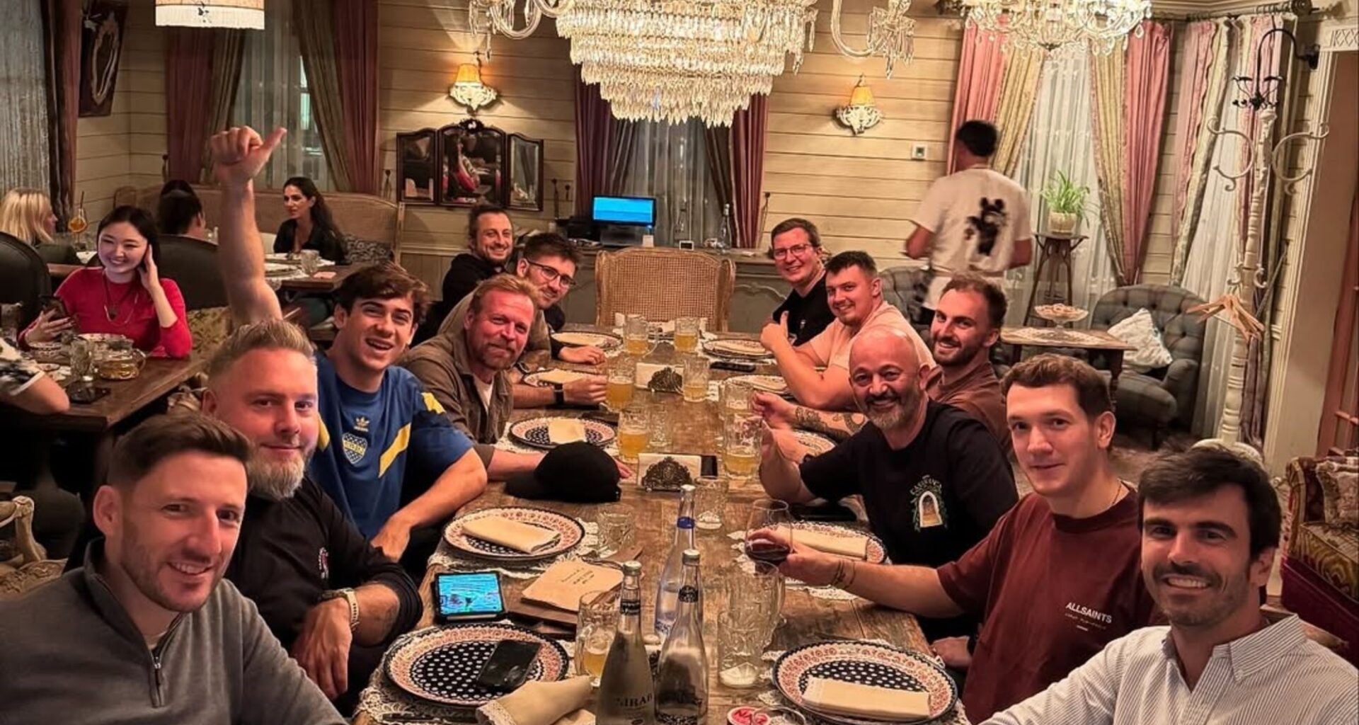Colapinto, con la camiseta de Boca en la cena previa al arranque del GP de Azerbaiyán :: Olé