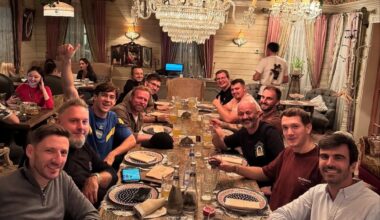 Colapinto, con la camiseta de Boca en la cena previa al arranque del GP de Azerbaiyán :: Olé