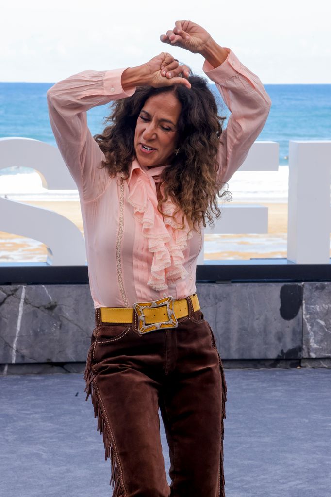 Rosario Flores se marca un baile en el photocall de 'Flores para Antonio'
