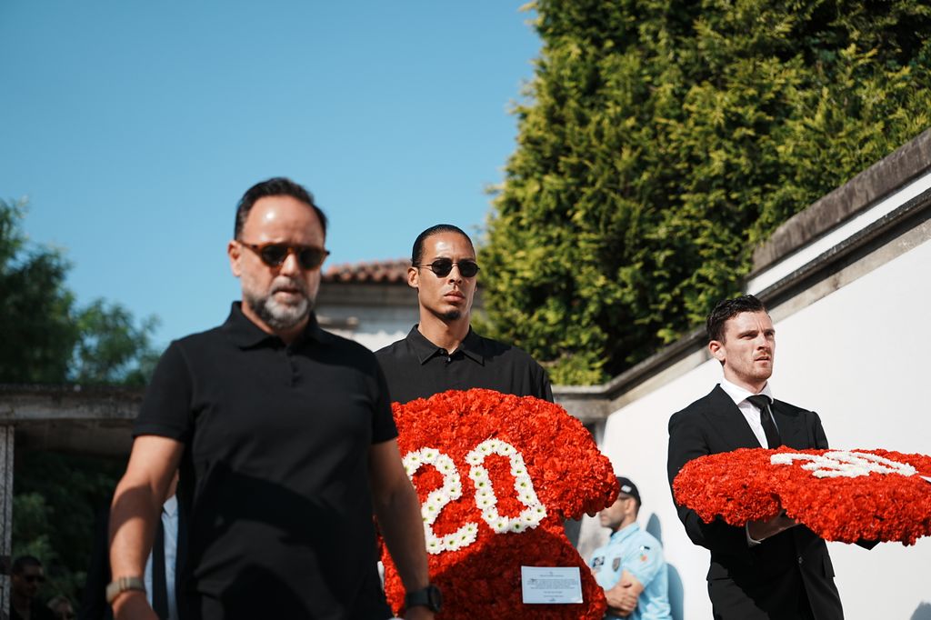 Los futbolistas Virgil Van Dijk y Andy Robertson durante el funeral de Diogo Jota en Gondomar, Portugal, este sábado