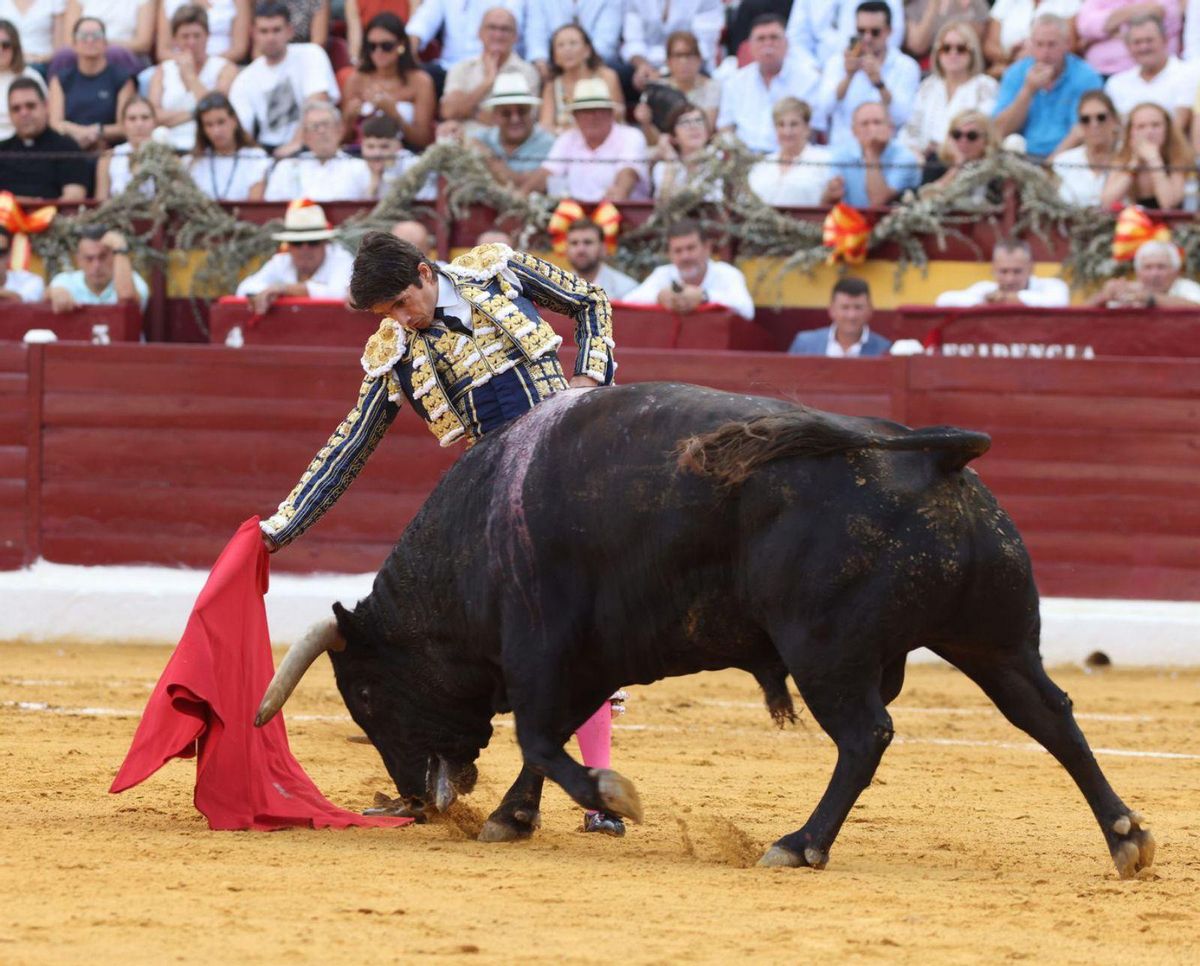 Sebastián Castella 
embarcando al toro. | ENRIQUE SOLER