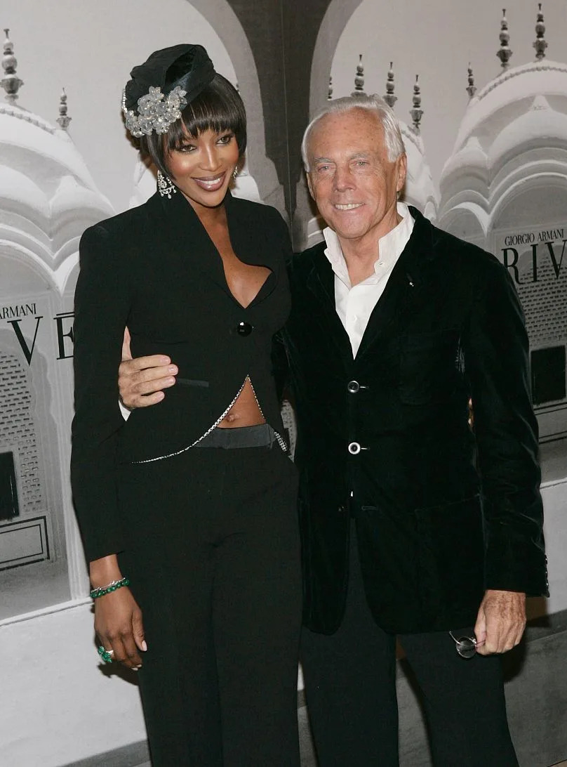 La modelo Naomi Campbell con Giorgio Armani en el desfile de moda de Armani Privé antes de la ceremonia de los Oscar en Los Ángeles en 2007