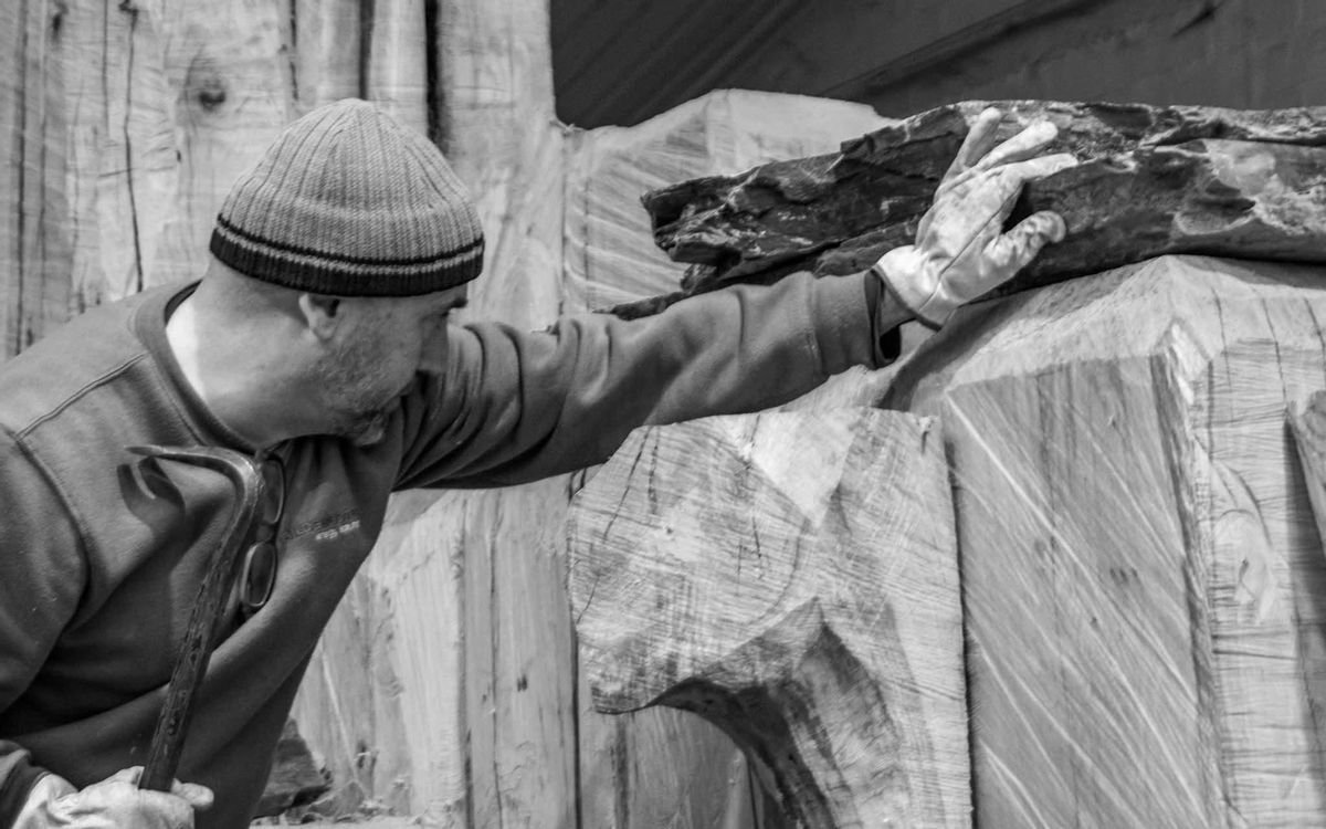 Francisco Redondo trabajando sobre su pieza de homenaje a los ganaderos.