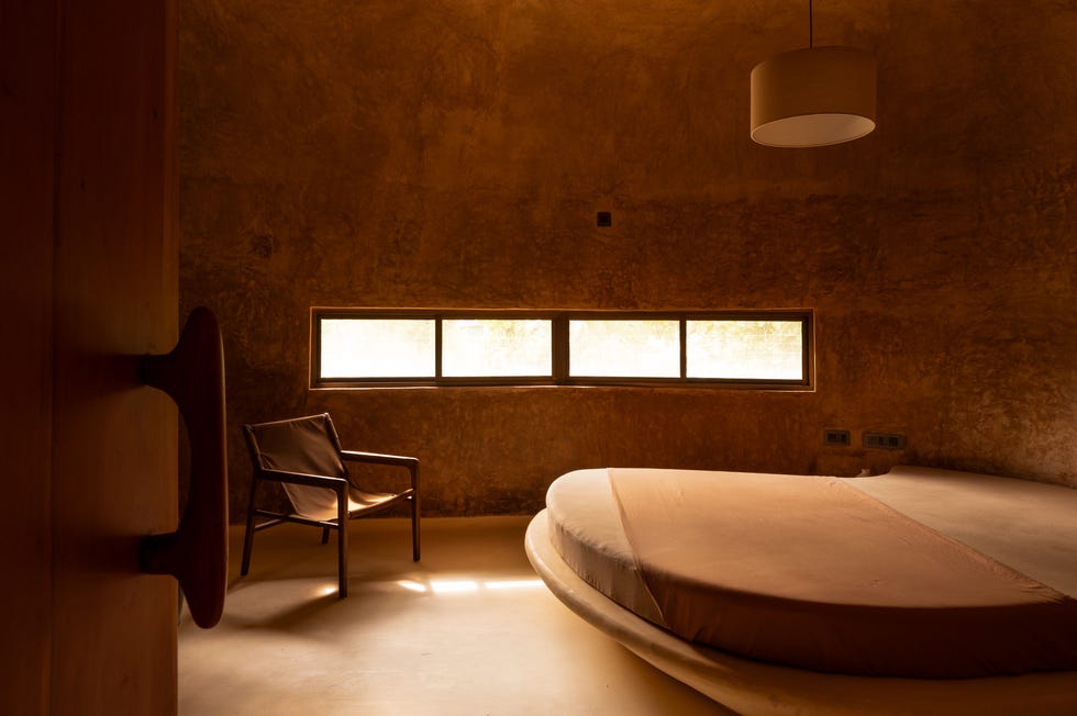 Esta casa rural de dos habitaciones y dos baños simula una cueva, es autosostenible y su estructura curva se va plegando casa rural de dos habitaciones y dos banos como cueva, es autosostenible y su estructura curva se va plegando