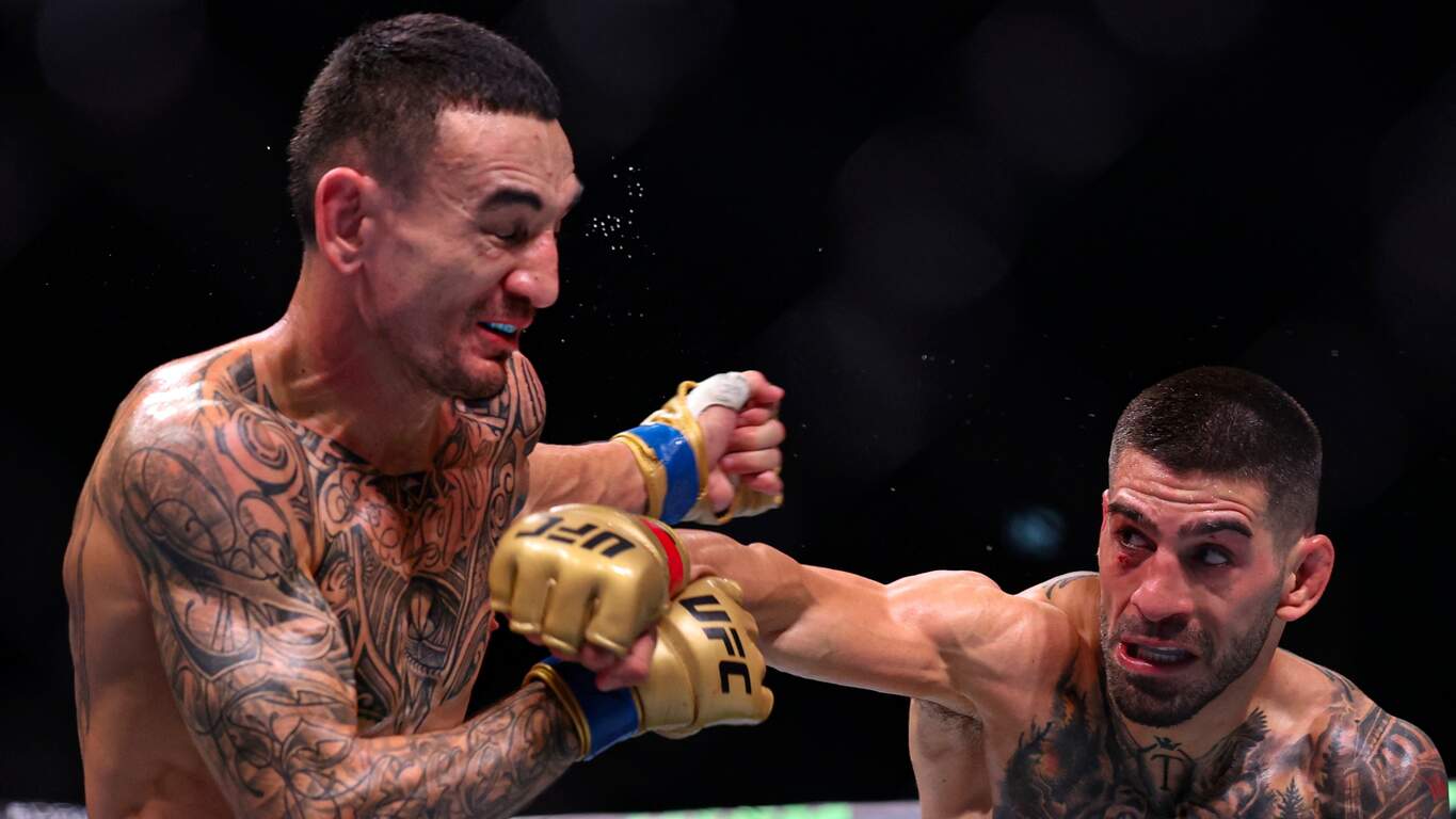 Topuria noquea a Holloway y alarga su reinado como campeón invicto de la UFC