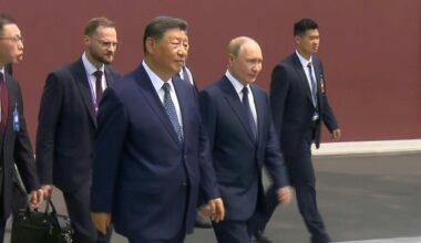 Micrófonos abiertos captaron a Xi y Putin hablando de la inmortalidad en el desfile de Pekín
