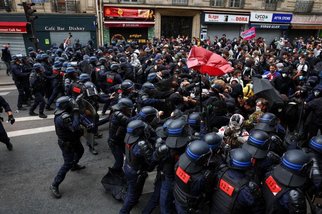 Policías antidisturbios se enfrentan a manifestantes en París.