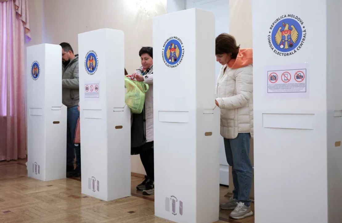 La gente vota en un colegio electoral ubicado en la embajada de Moldavia en Moscú, Rusia, el domingo.