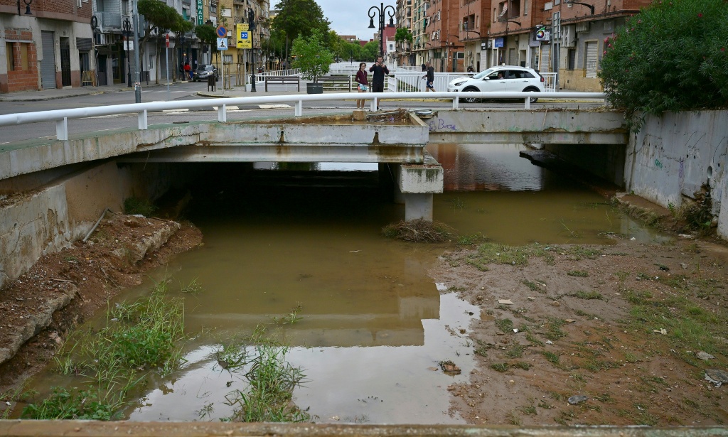 Rebajan la alerta por lluvias en Valencia, la aumentan a rojo en Baleares