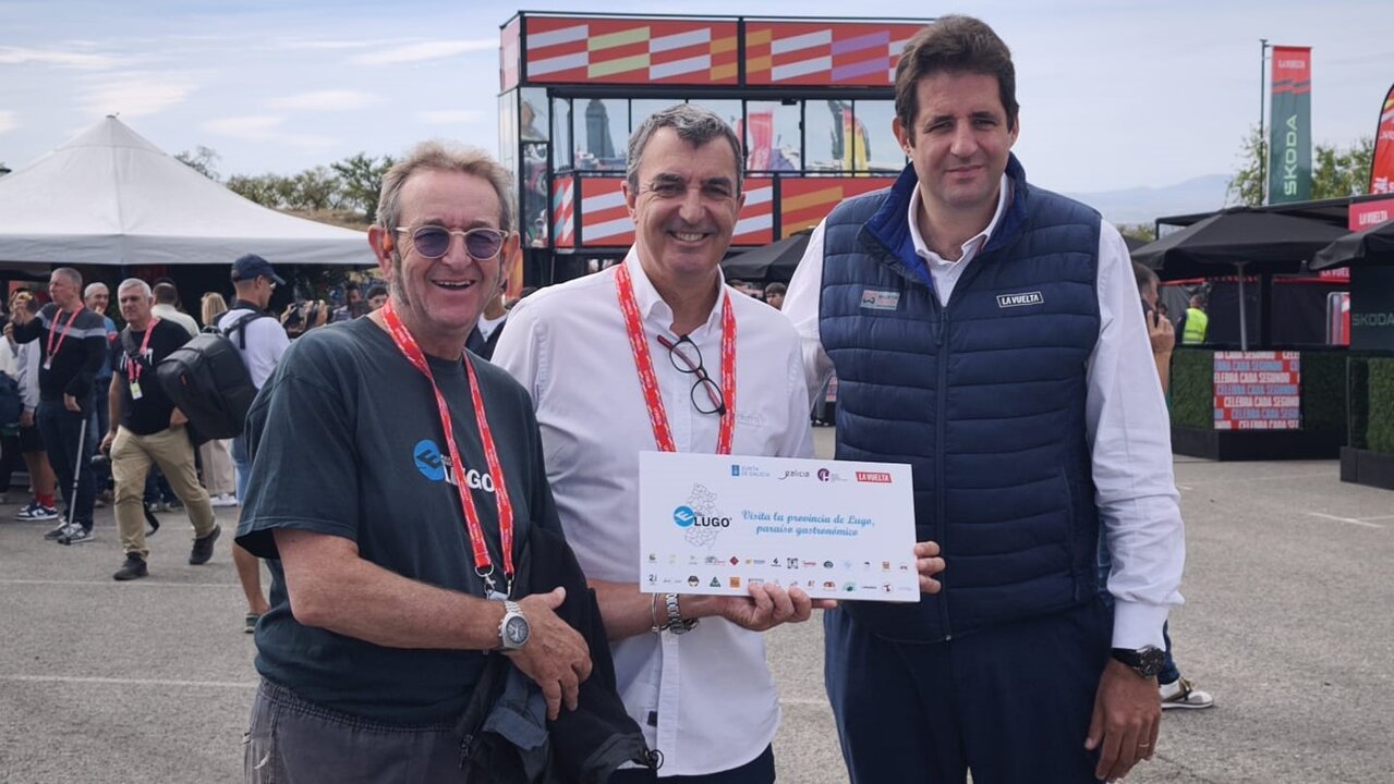 De izquierda a derecha, Cheché Real; el director general de La Vuelta, Javier Guillén, y el subdirector general de Unipublic, entidad organizadora de la prueba ciclista, Charles Ojalvo,  este martes en Navarra. EP