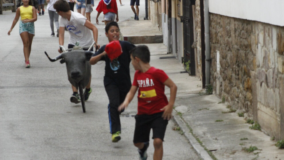 El Gobierno de Cantabria, criticado por subvencionar "encierros infantiles" en Molledo