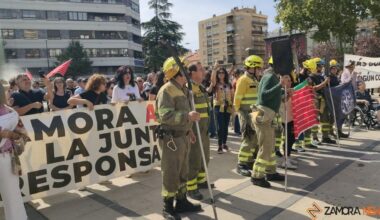 "Más bomberos, ningún consejero" Zamora sale a la calle para protestar por incendios