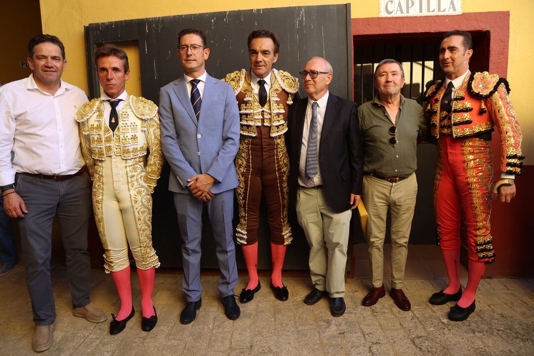 El Cid y El Fandi salen a hombros en una plaza recuperada para el toreo