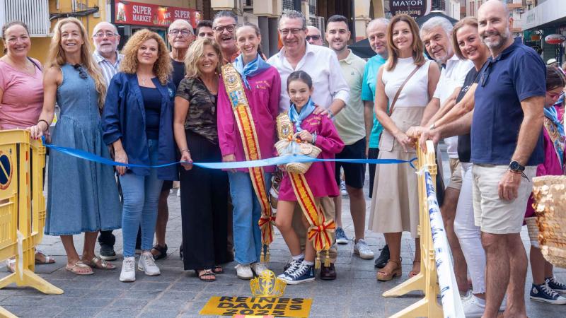 Las reinas cortan la cinta con la que da comienzo al 'Marató de l'euro'.