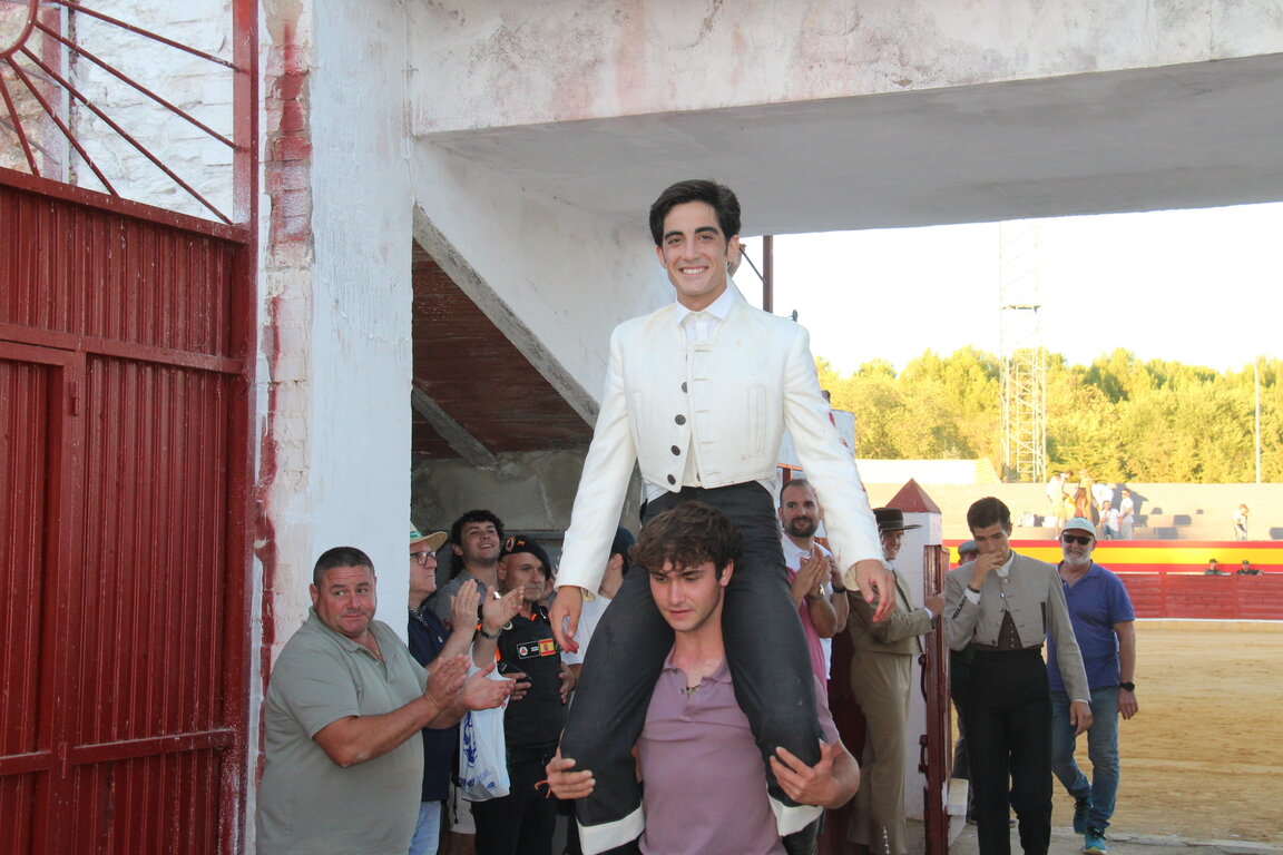 Puerta grande y máximos trofeos para Javier Fernández en la Feria Taurina de Herencia 2025