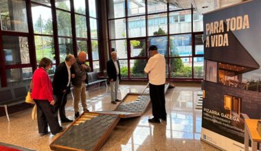 La pizarra se promociona en A Coruña con una exposición en la Escuela de Arquitectura