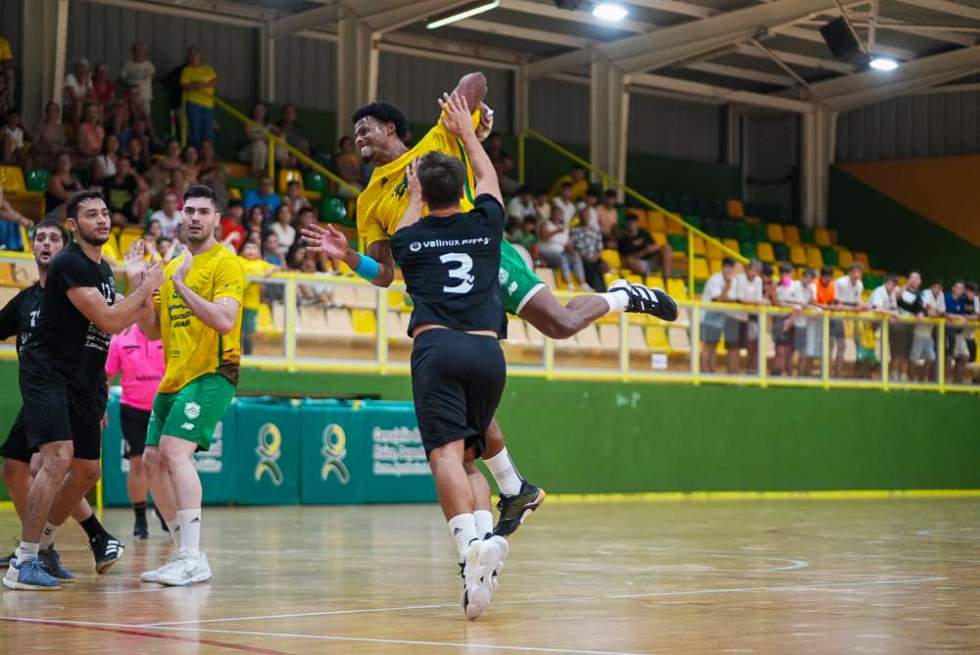 El Balonmano Gáldar Gran Canaria pierde la imbatibilidad en casa ante un Valinox Novás superior (22-30)