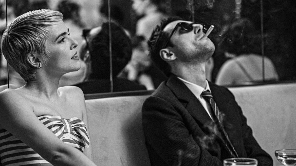 Zoey Deustch como Jean Seberg y Guillaume Marbeck como Jean-Luc Godard.