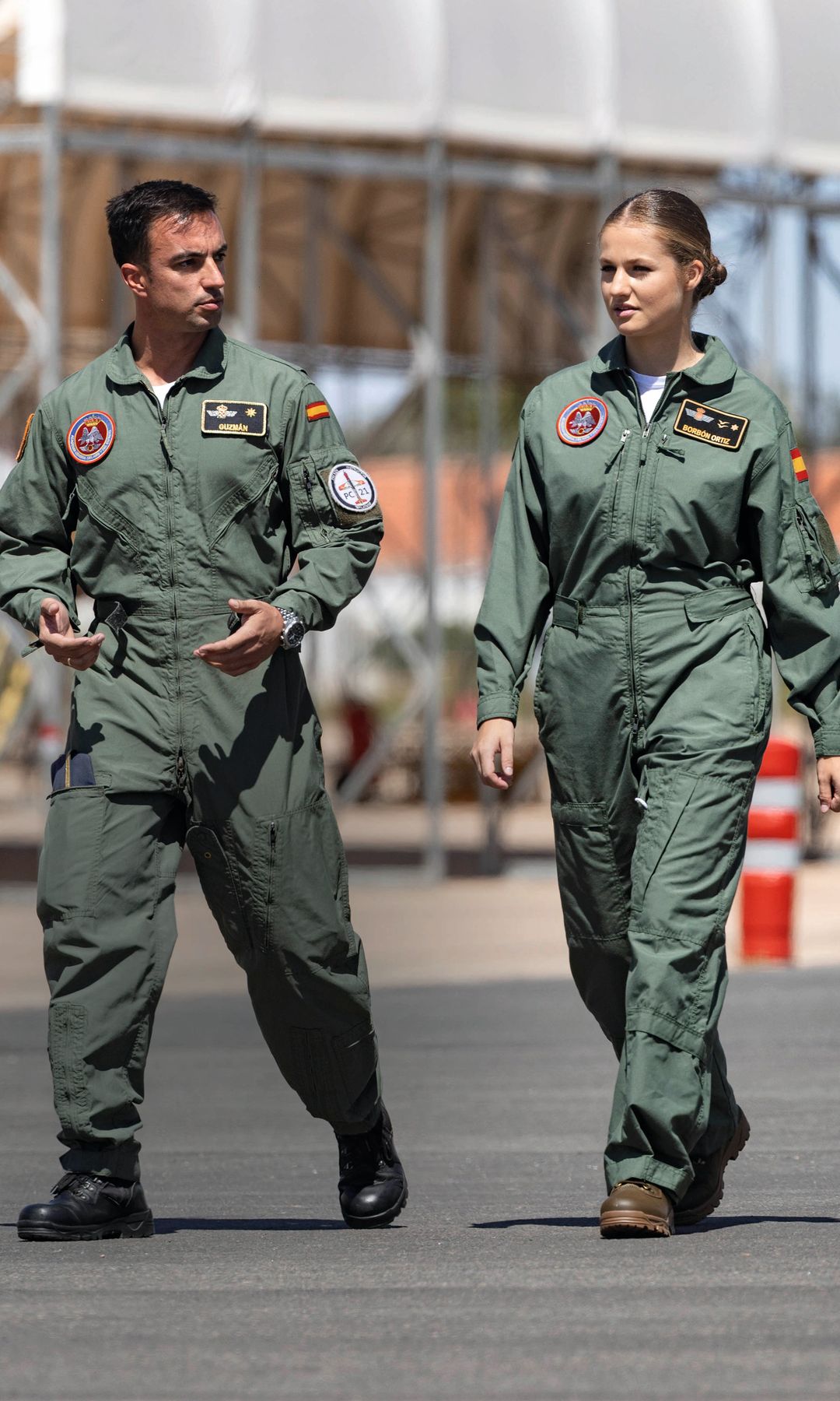 Como sacada de un fotograma de "Top Gun", Su Alteza Real está llamada a ser la primera princesa de Asturias piloto militar. No solo aprenderá "poco a poco" a tomar los mandos de un avión, sino que seguirá un plan de formación aeronáutica altamente especializada y también recibirá lecciones sobre el manejo de drones y satélites
