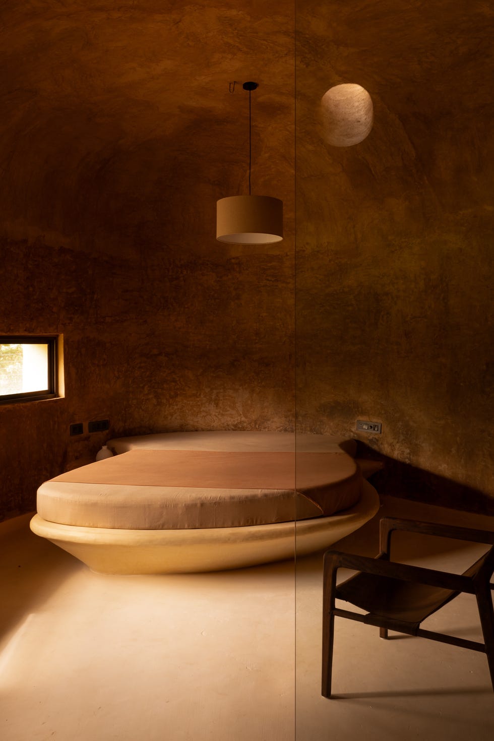 Esta casa rural de dos habitaciones y dos baños simula una cueva, es autosostenible y su estructura curva se va plegando casa rural de dos habitaciones y dos banos como cueva, es autosostenible y su estructura curva se va plegando