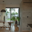 Casa Ringo / UNO MÁS UNO Arquitectos - Fotografía interior, Comedor, Madera, Iluminación, Sillas, Mesas, Puerta, Vidrio