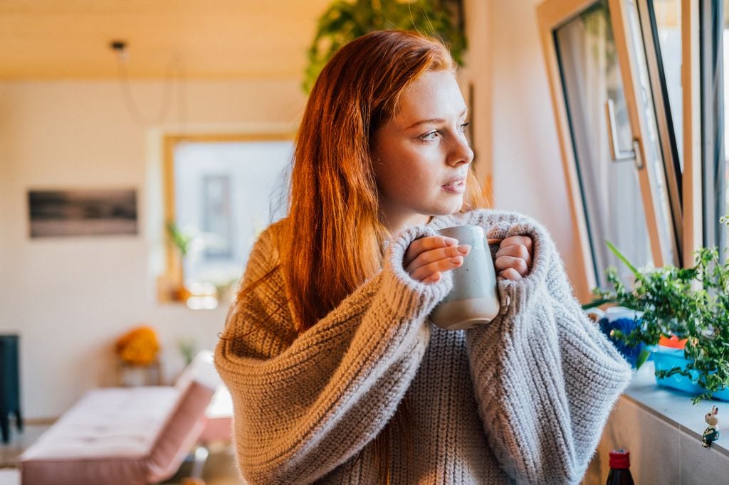 mujer tomando una infusión en casa