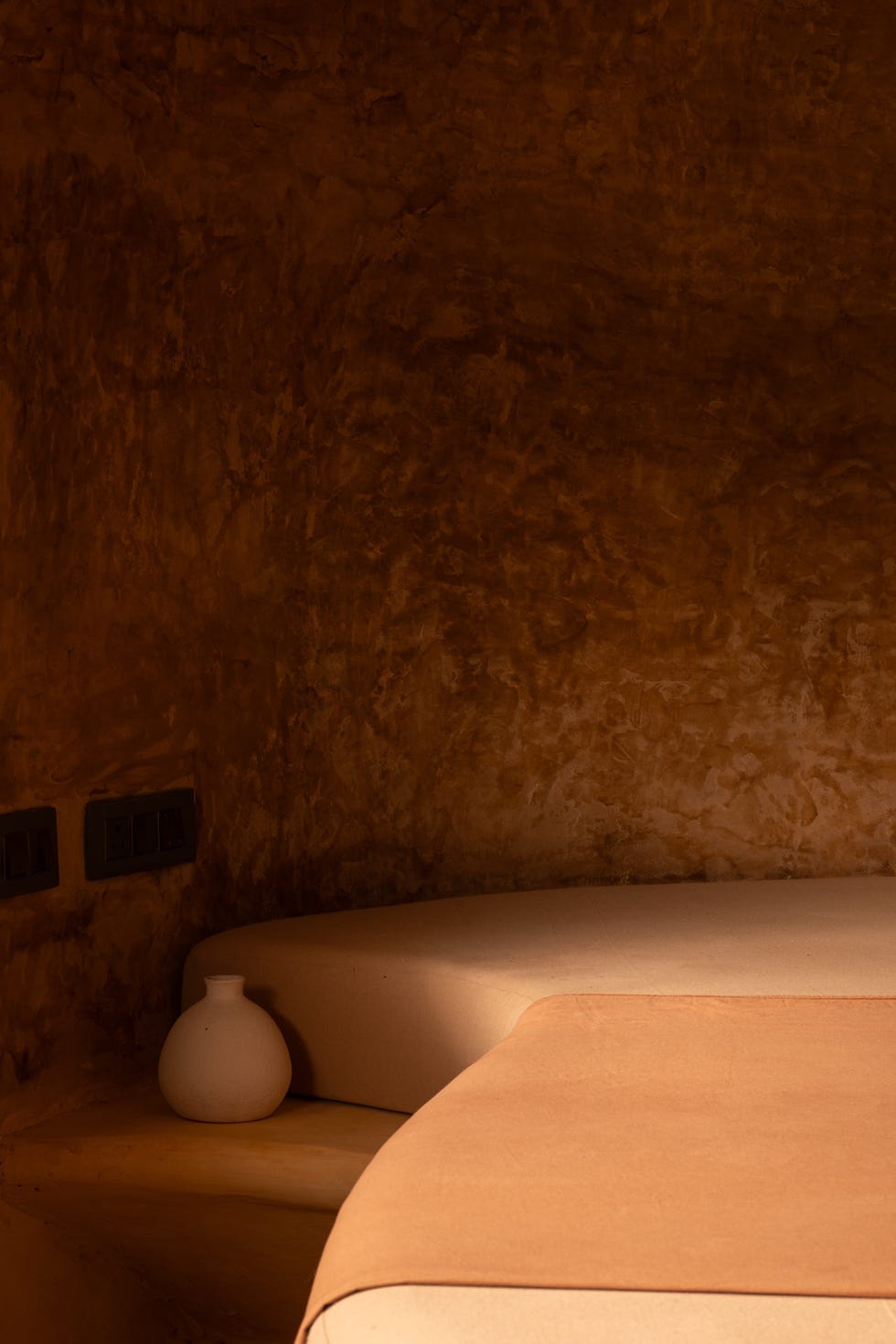 Esta casa rural de dos habitaciones y dos baños simula una cueva, es autosostenible y su estructura curva se va plegando casa rural de dos habitaciones y dos banos como cueva, es autosostenible y su estructura curva se va plegando