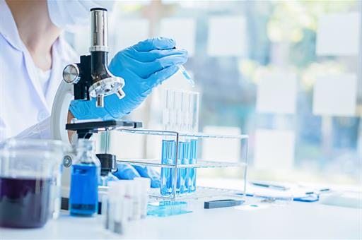 Investigadora trabajando en un laboratorio