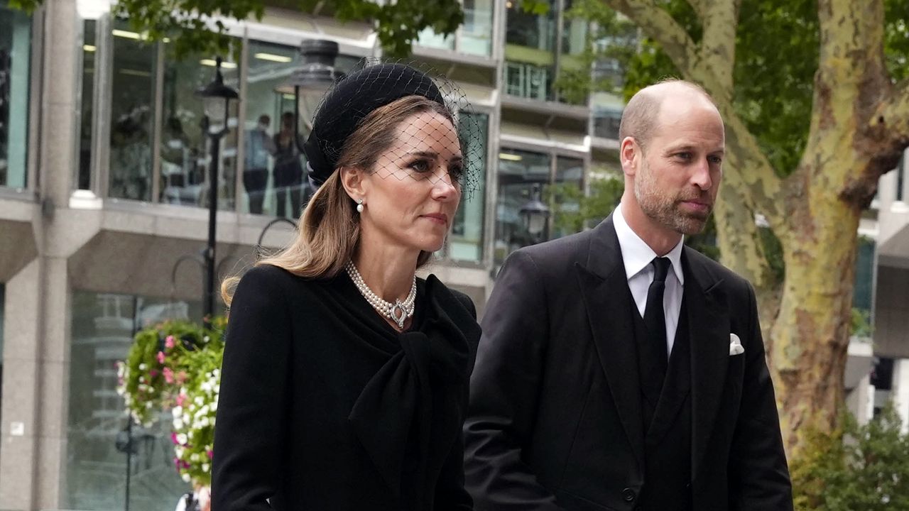 Kate Middleton, elegancia en el histórico funeral de la duquesa de Kent: con la gargantilla de perlas japonesas que heredó de Isabel II y el abrigo del funeral de Felipe de Edimburgo