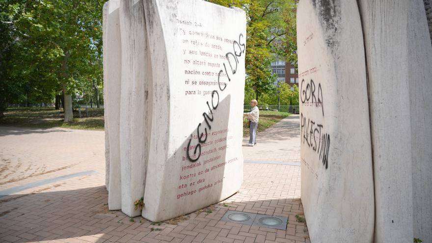 Bildu y Elkarrekin se descuelgan de la condena oficial a las pintadas en la escultura 'Convivencia'