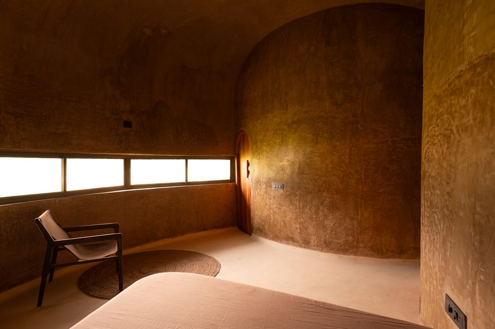 Esta casa rural de dos habitaciones y dos baños simula una cueva, es autosostenible y su estructura curva se va plegando casa rural de dos habitaciones y dos banos como cueva, es autosostenible y su estructura curva se va plegando