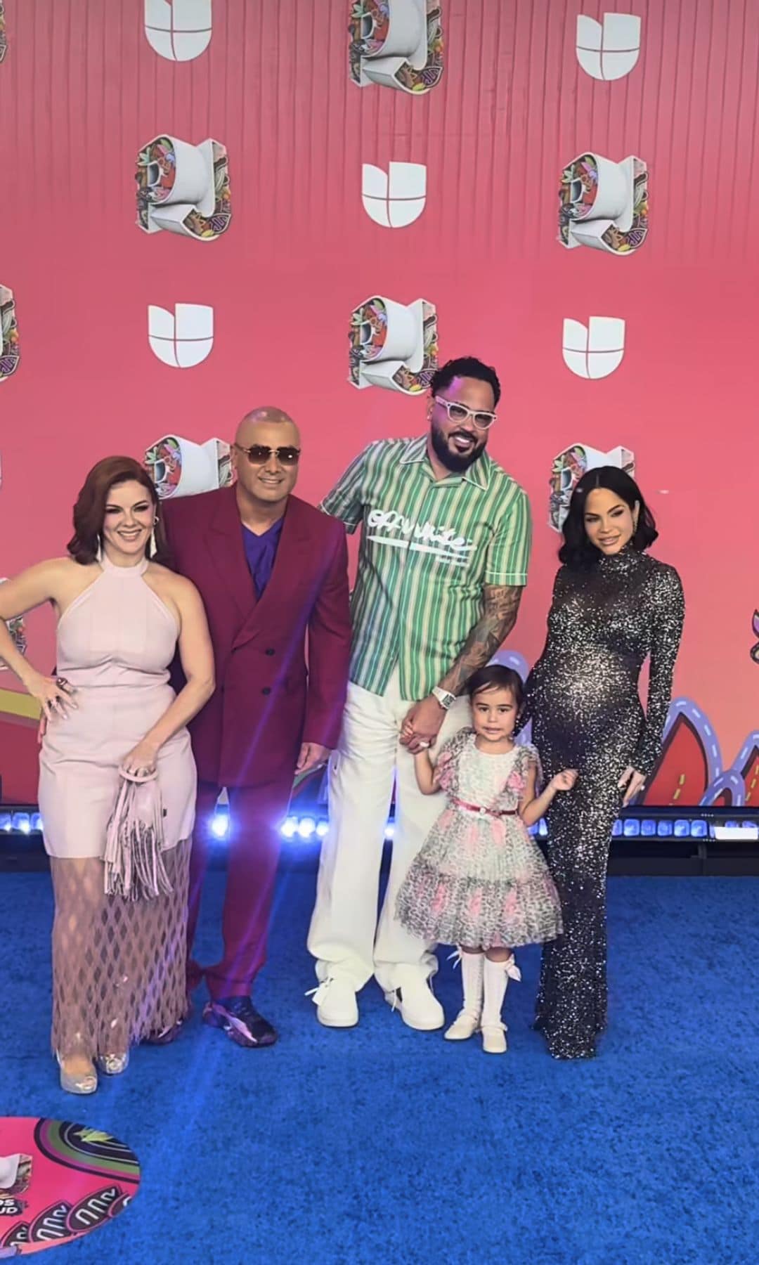 Wisin y su esposa, posando con Natti Natasha, Raphy Pina y Vida Isabelle.