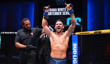 Hecher Sosa dedica a su padre y a su hermana su victoria en la Dana White's Contender Series señalando con sus dos dedos al cielo.