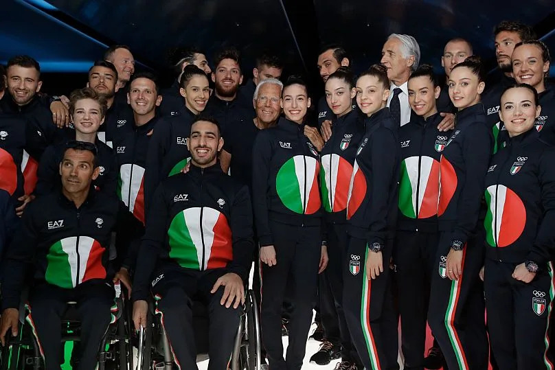 Armani con los olímpicos italianos en 2019 en Milán: los atletas visten trajes diseñados por el diseñador para los Juegos de Tokio 2021
