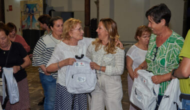 La presidenta Rosa Dávila entrega a los vecinos de Garachico los kits de evacuación familiar en la previa al simulacro de este viernes 