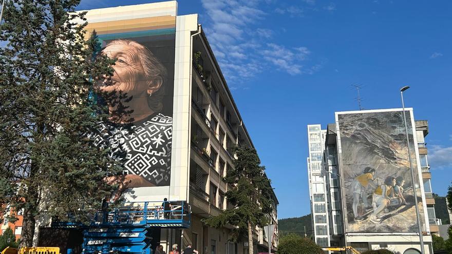 Dos grandes murales dan la bienvenida a Lemoa desde la rotonda de la calle Lehendakari Agirre