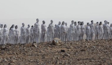 Spencer Tunick recluta a casi 2.000 voluntarios para posar desnudos en un olivar de Granada el próximo sábado