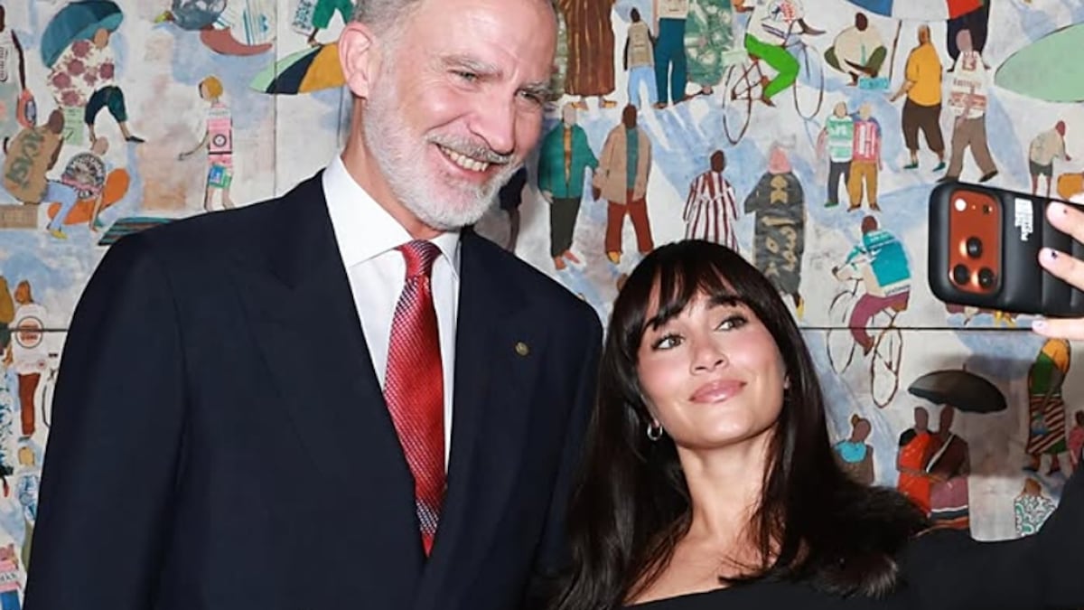 Aitana celebra su primer encuentro con el rey Felipe VI y retrata su complicidad con un selfi: “¡Qué majísimo!” | Gente