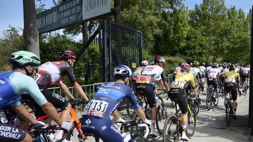 Navarra se viste de rojo: La Vuelta, rumbo a Belagua entre muestras de solidaridad con Gaza